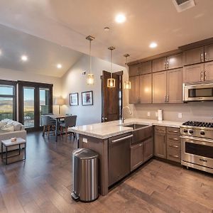 Blackstone Luxury 2Br, Walk To Skiing At Cabriolet, Mountain View, Shared Pool And Hot Tub, Gym